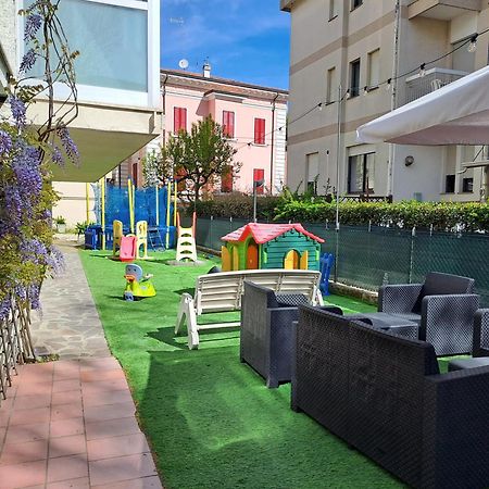 Hotel Sogno Чезенатико Екстериор снимка